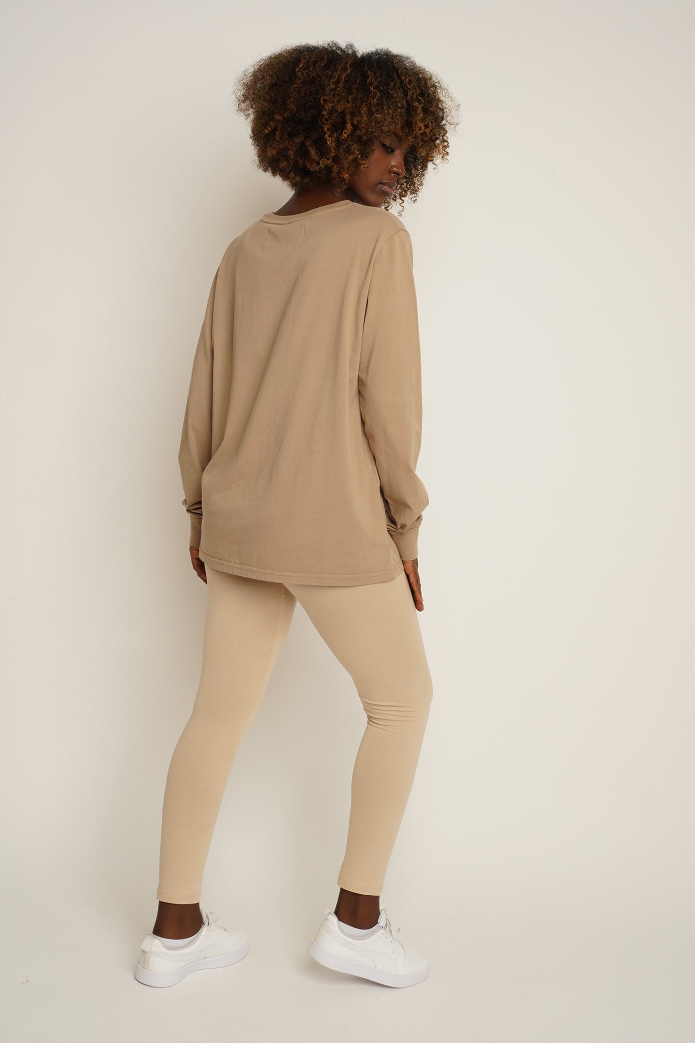 LONGSLEEVE OVERSIZE Z DELIKATNYM EFEKTEM SPRANIA BEŻOWA - GILI