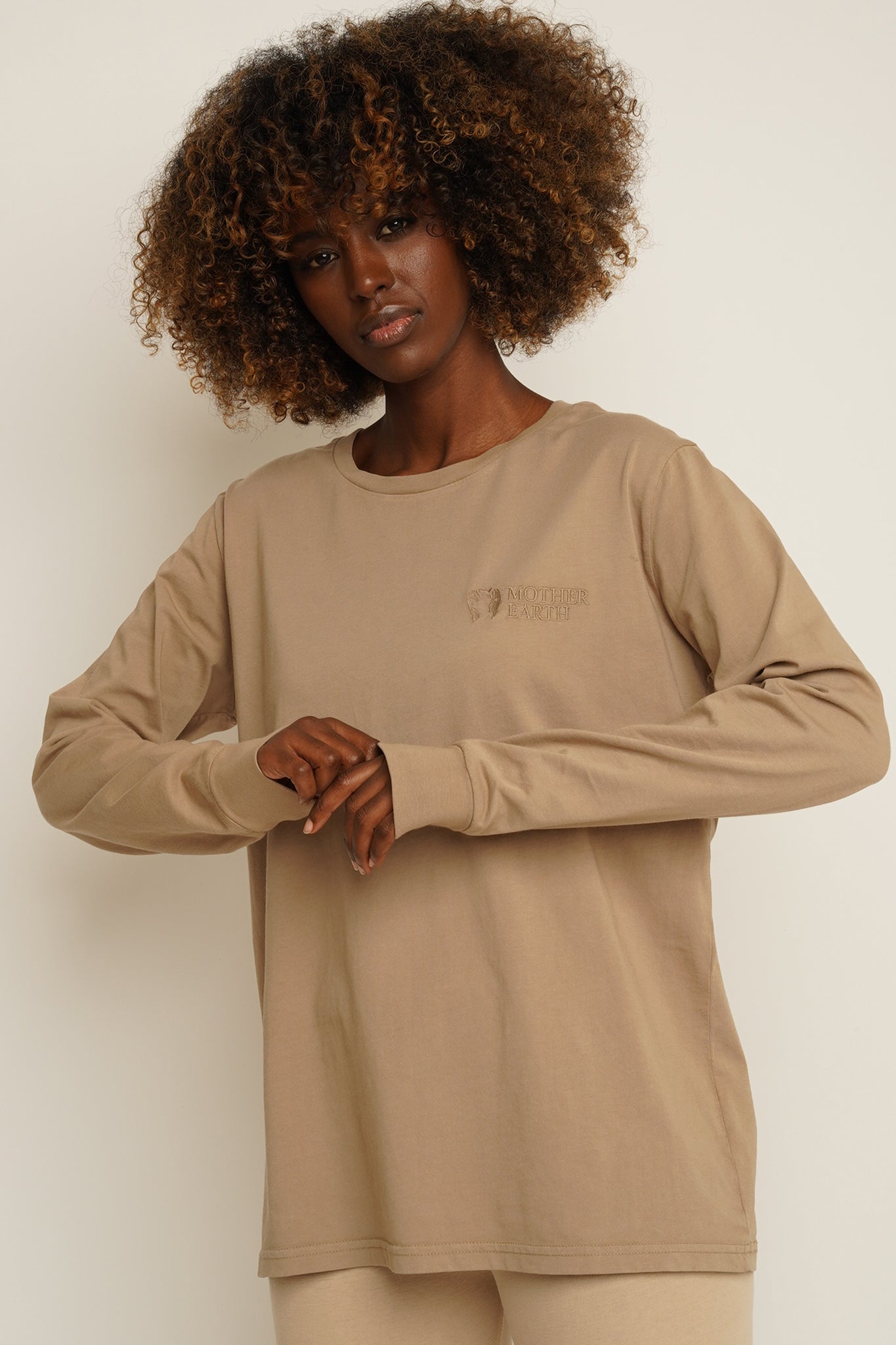 LONGSLEEVE OVERSIZE Z DELIKATNYM EFEKTEM SPRANIA BEŻOWA - GILI