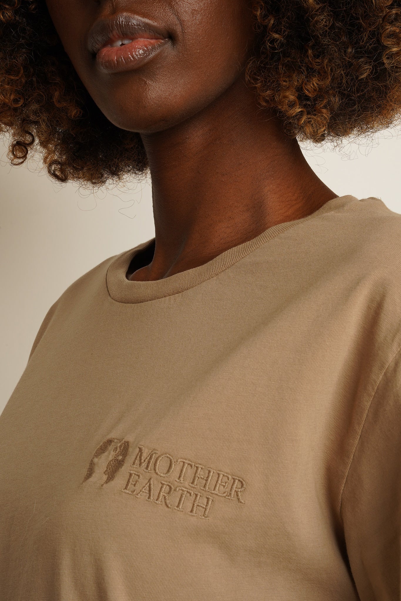 LONGSLEEVE OVERSIZE Z DELIKATNYM EFEKTEM SPRANIA BEŻOWA - GILI