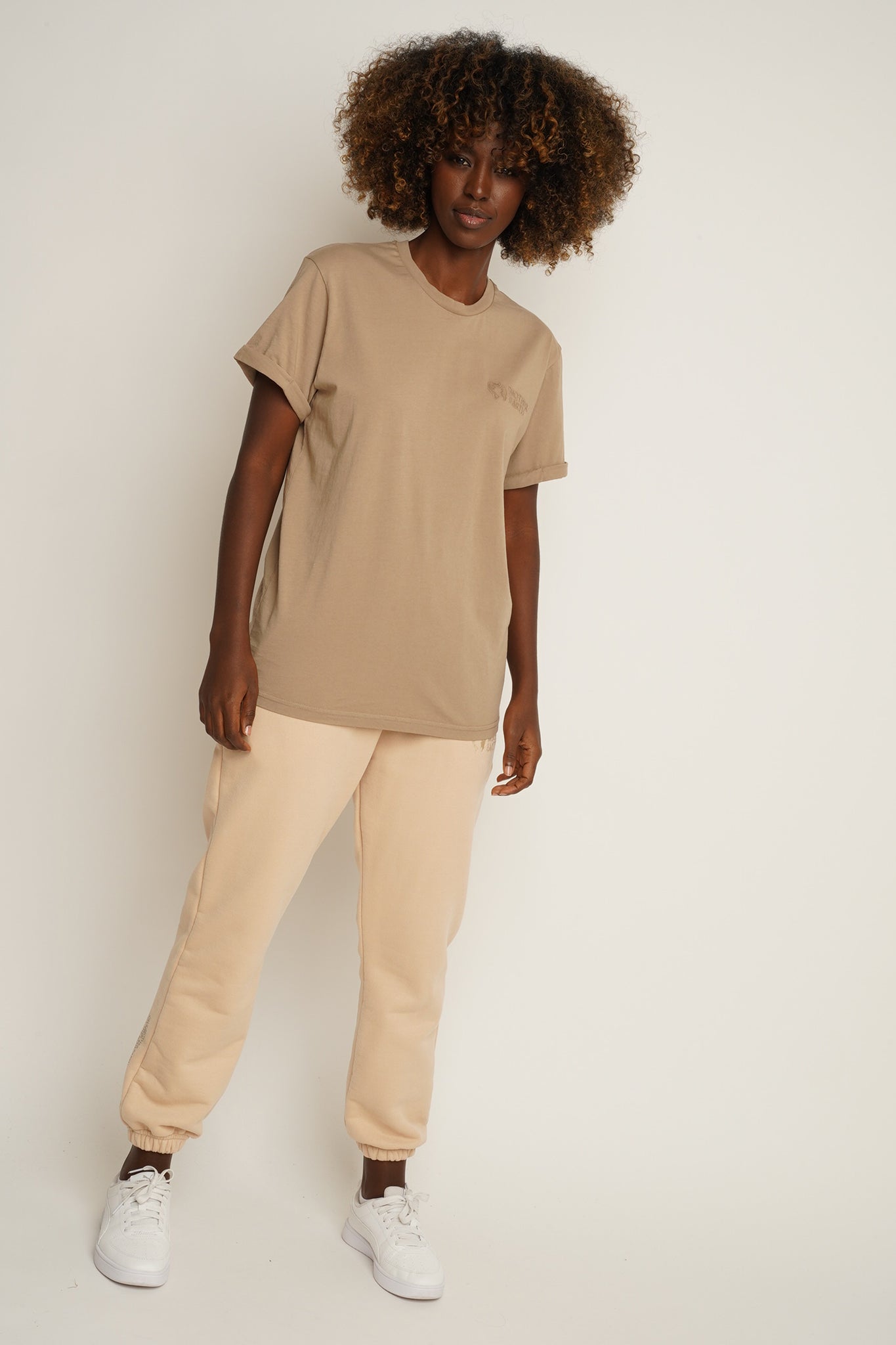 T-SHIRT OVERSIZE Z DELIKATNYM EFEKTEM SPRANIA BEŻOWY - MORAINE