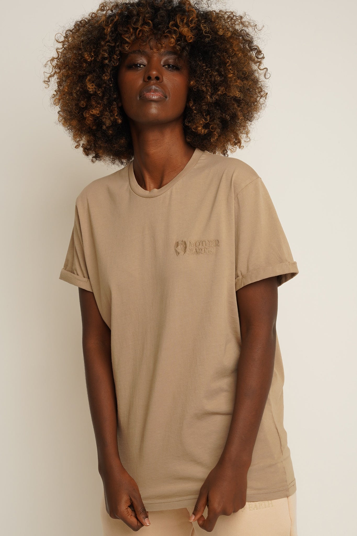 T-SHIRT OVERSIZE Z DELIKATNYM EFEKTEM SPRANIA BEŻOWY - MORAINE