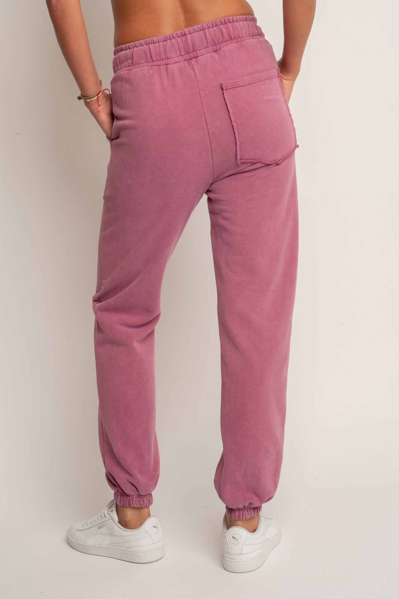 SPODNIE DRESOWE REGULAR FIT Z EFEKTEM WASHED RÓŻOWE - LAHTI