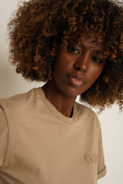 T-SHIRT OVERSIZE Z DELIKATNYM EFEKTEM SPRANIA BEŻOWY - MORAINE