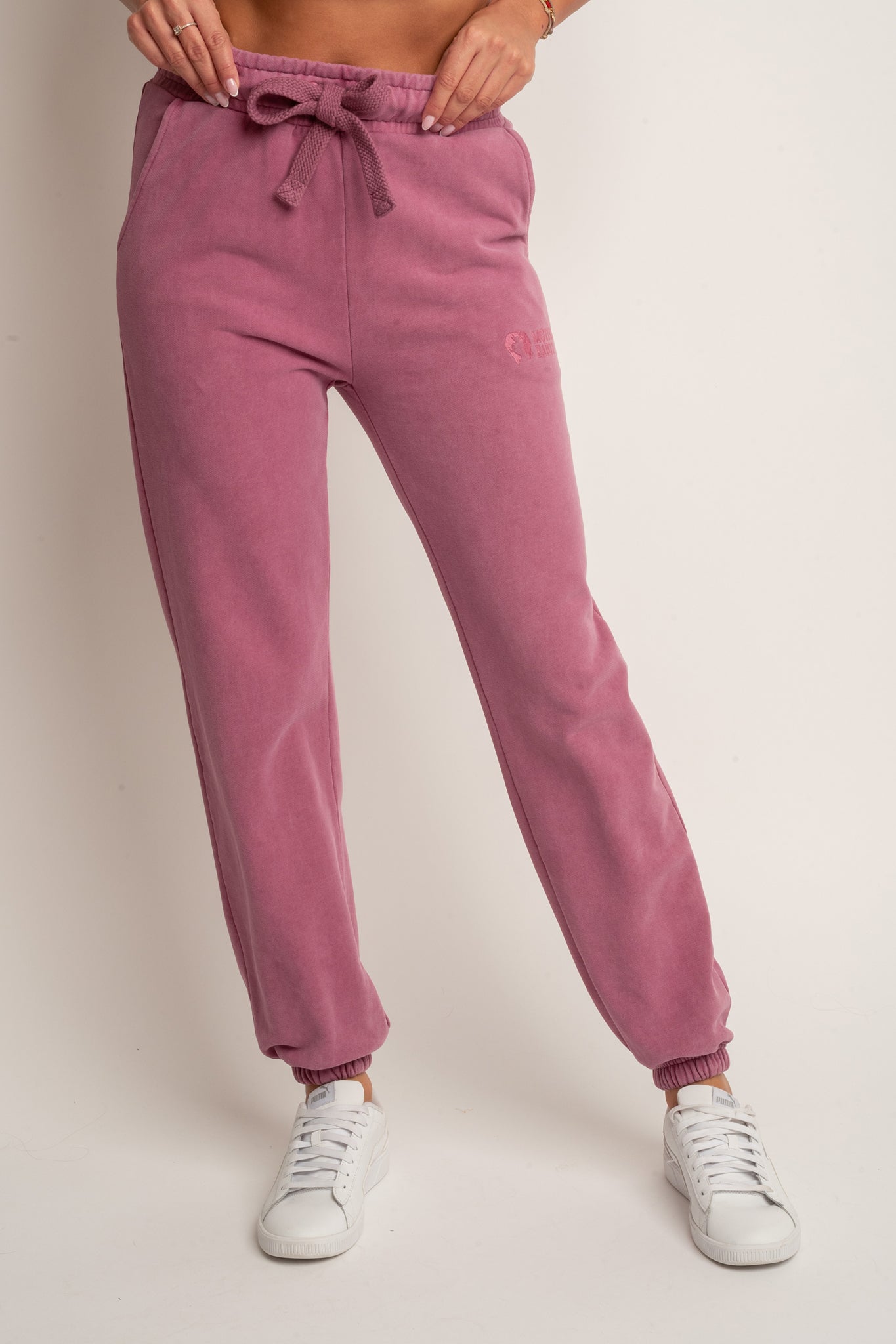 SPODNIE DRESOWE REGULAR FIT Z EFEKTEM WASHED RÓŻOWE - LAHTI