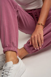 SPODNIE DRESOWE REGULAR FIT Z EFEKTEM WASHED RÓŻOWE - LAHTI