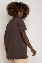 T-SHIRT OVERSIZE Z DELIKATNYM EFEKTEM SPRANIA CIEMNOBRĄZOWY - NUSA