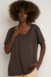 T-SHIRT OVERSIZE Z DELIKATNYM EFEKTEM SPRANIA CIEMNOBRĄZOWY - NUSA