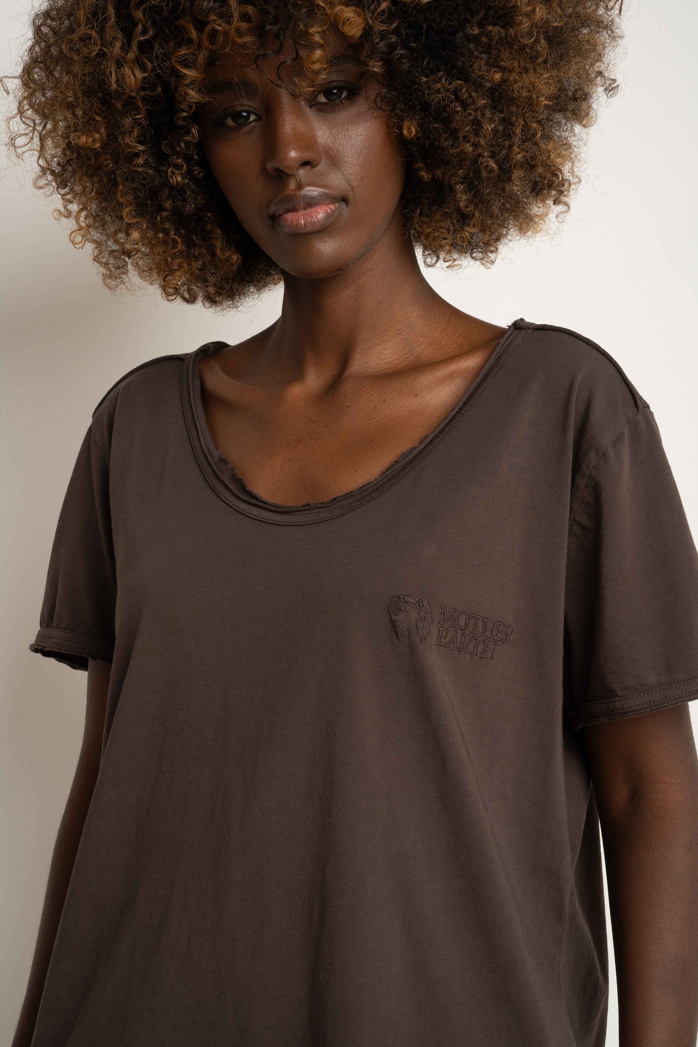 T-SHIRT OVERSIZE Z DELIKATNYM EFEKTEM SPRANIA CIEMNOBRĄZOWY - NUSA