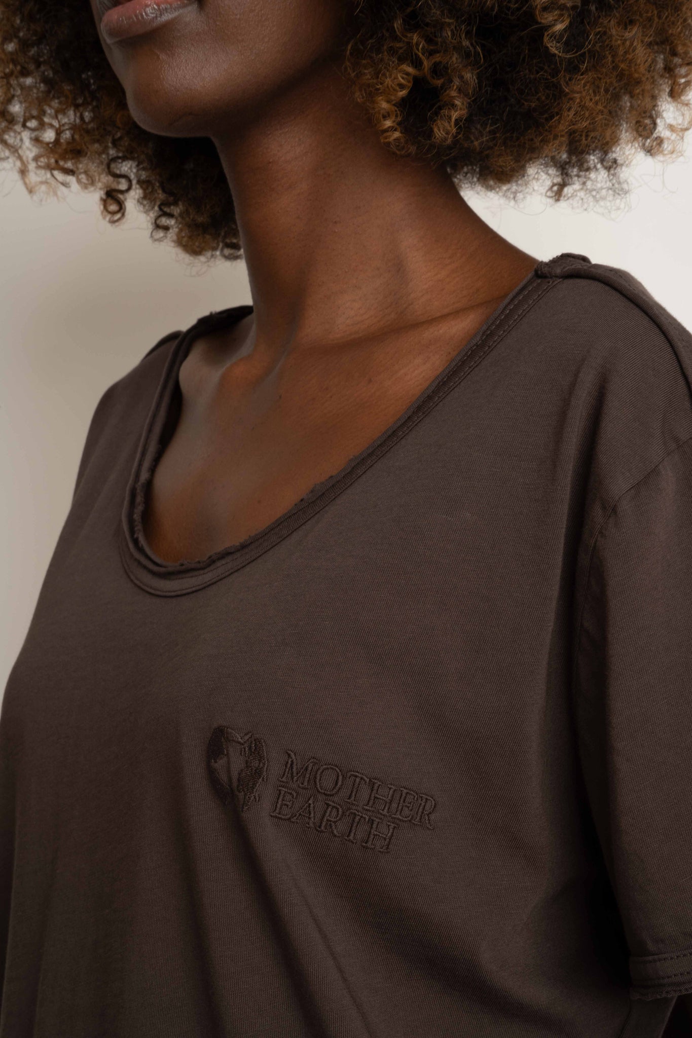 T-SHIRT OVERSIZE Z DELIKATNYM EFEKTEM SPRANIA CIEMNOBRĄZOWY - NUSA