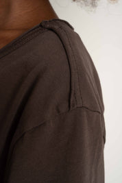 T-SHIRT OVERSIZE Z DELIKATNYM EFEKTEM SPRANIA CIEMNOBRĄZOWY - NUSA