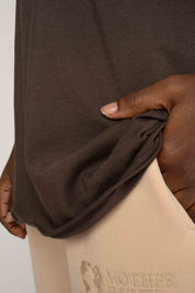 T-SHIRT OVERSIZE Z DELIKATNYM EFEKTEM SPRANIA CIEMNOBRĄZOWY - NUSA