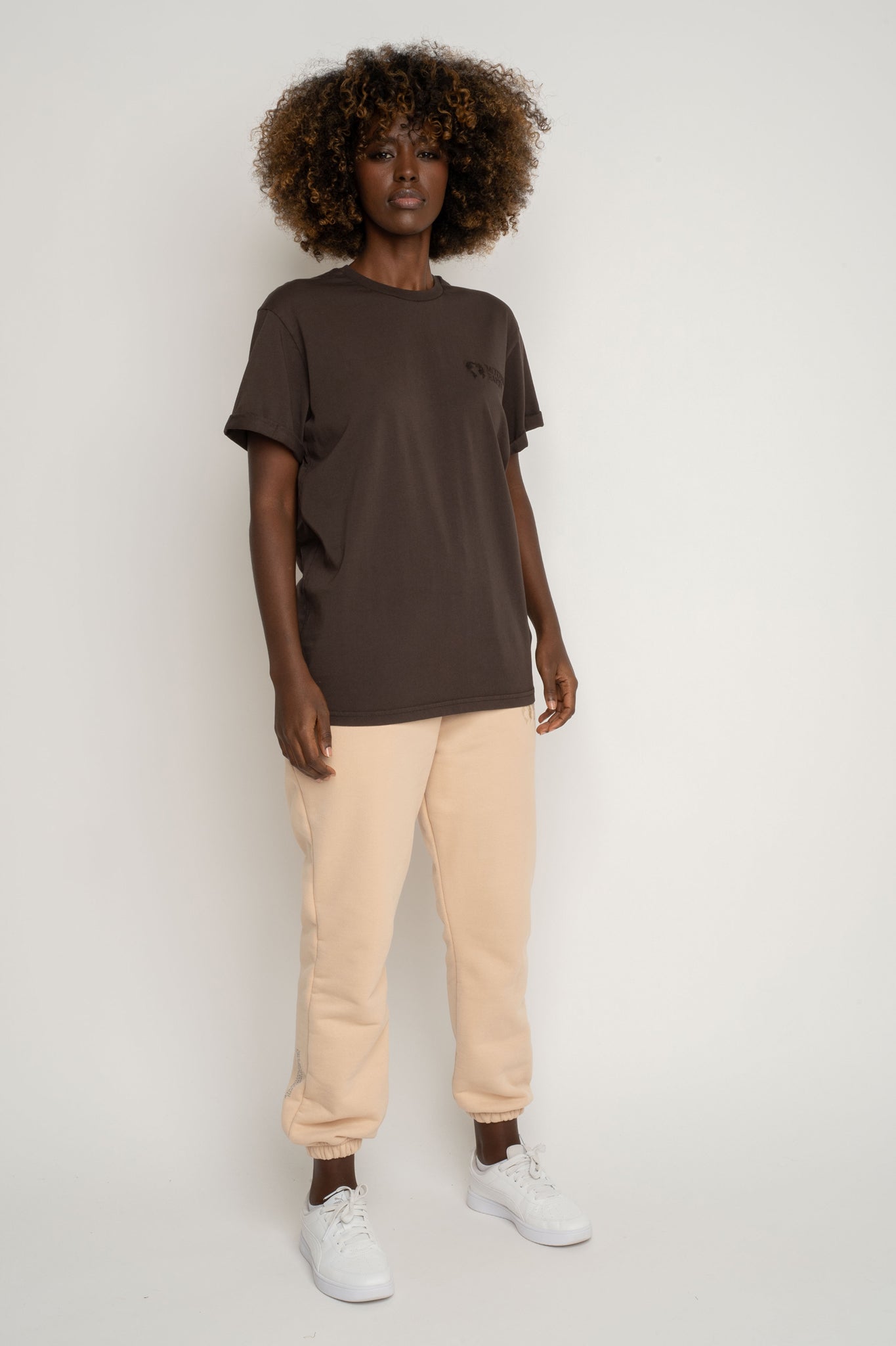 T-SHIRT OVERSIZE Z DELIKATNYM EFEKTEM SPRANIA CIEMNOBRĄZOWY - MORAINE