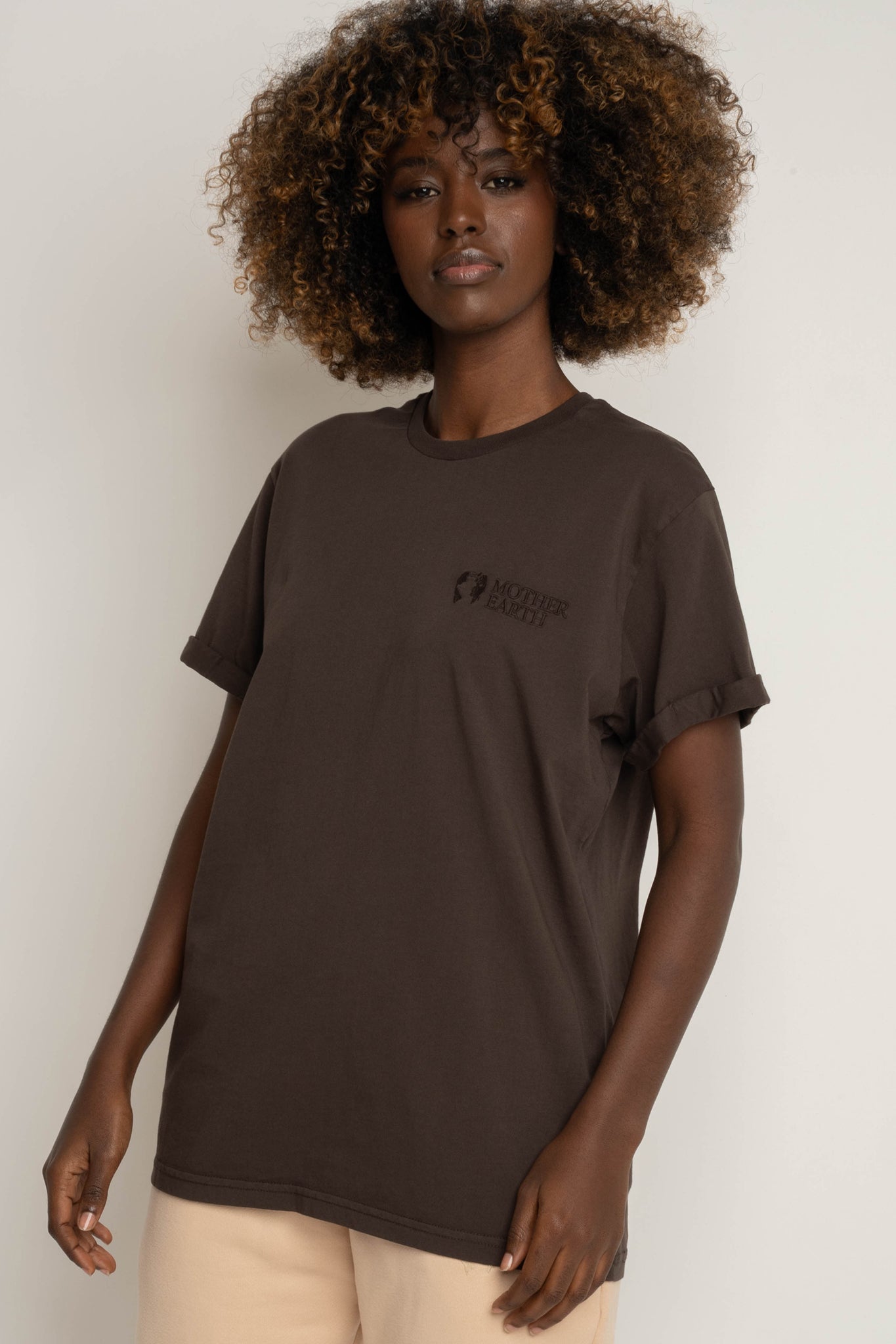 T-SHIRT OVERSIZE Z DELIKATNYM EFEKTEM SPRANIA CIEMNOBRĄZOWY - MORAINE