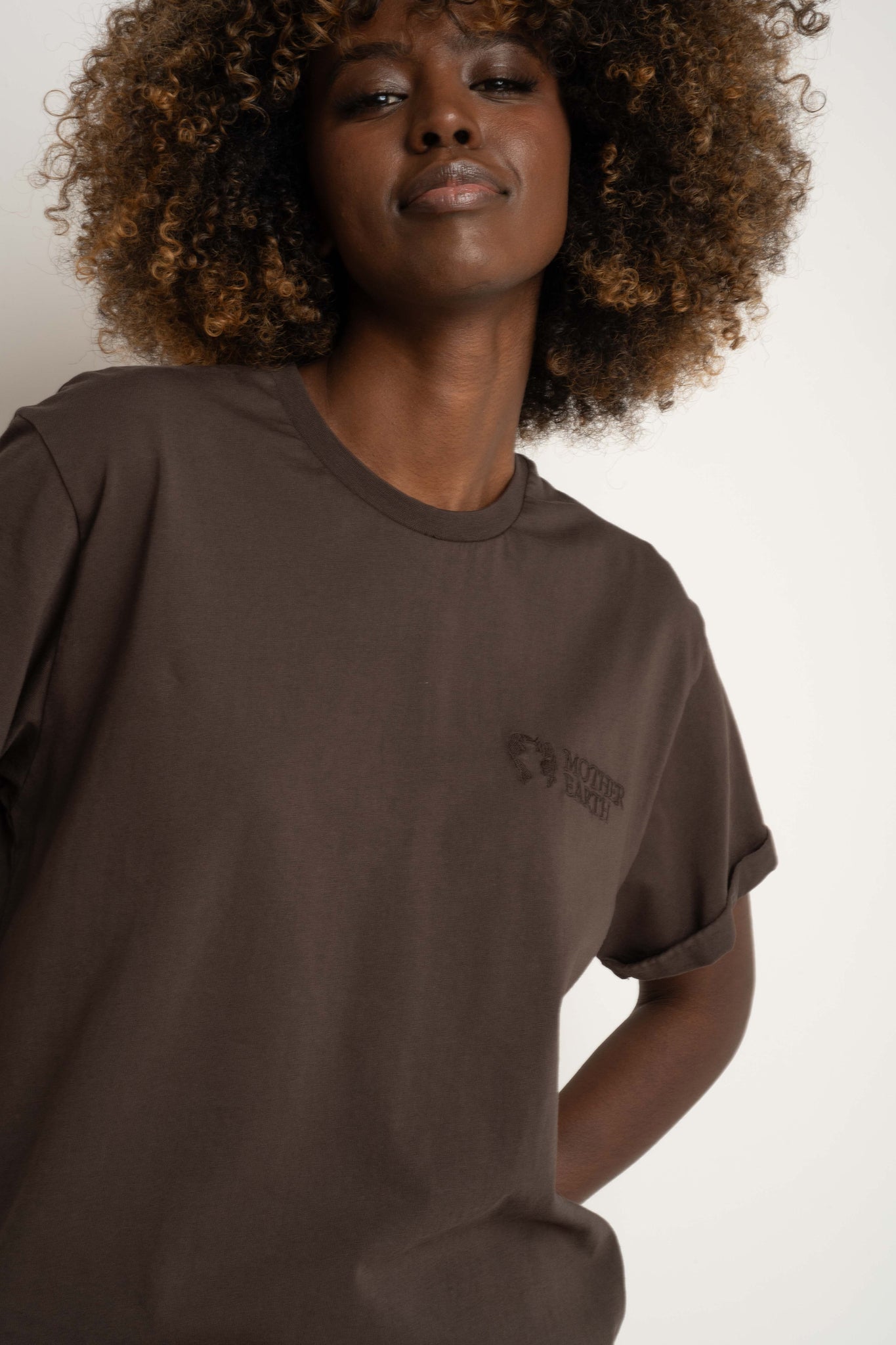 T-SHIRT OVERSIZE Z DELIKATNYM EFEKTEM SPRANIA CIEMNOBRĄZOWY - MORAINE