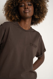 T-SHIRT OVERSIZE Z DELIKATNYM EFEKTEM SPRANIA CIEMNOBRĄZOWY - MORAINE