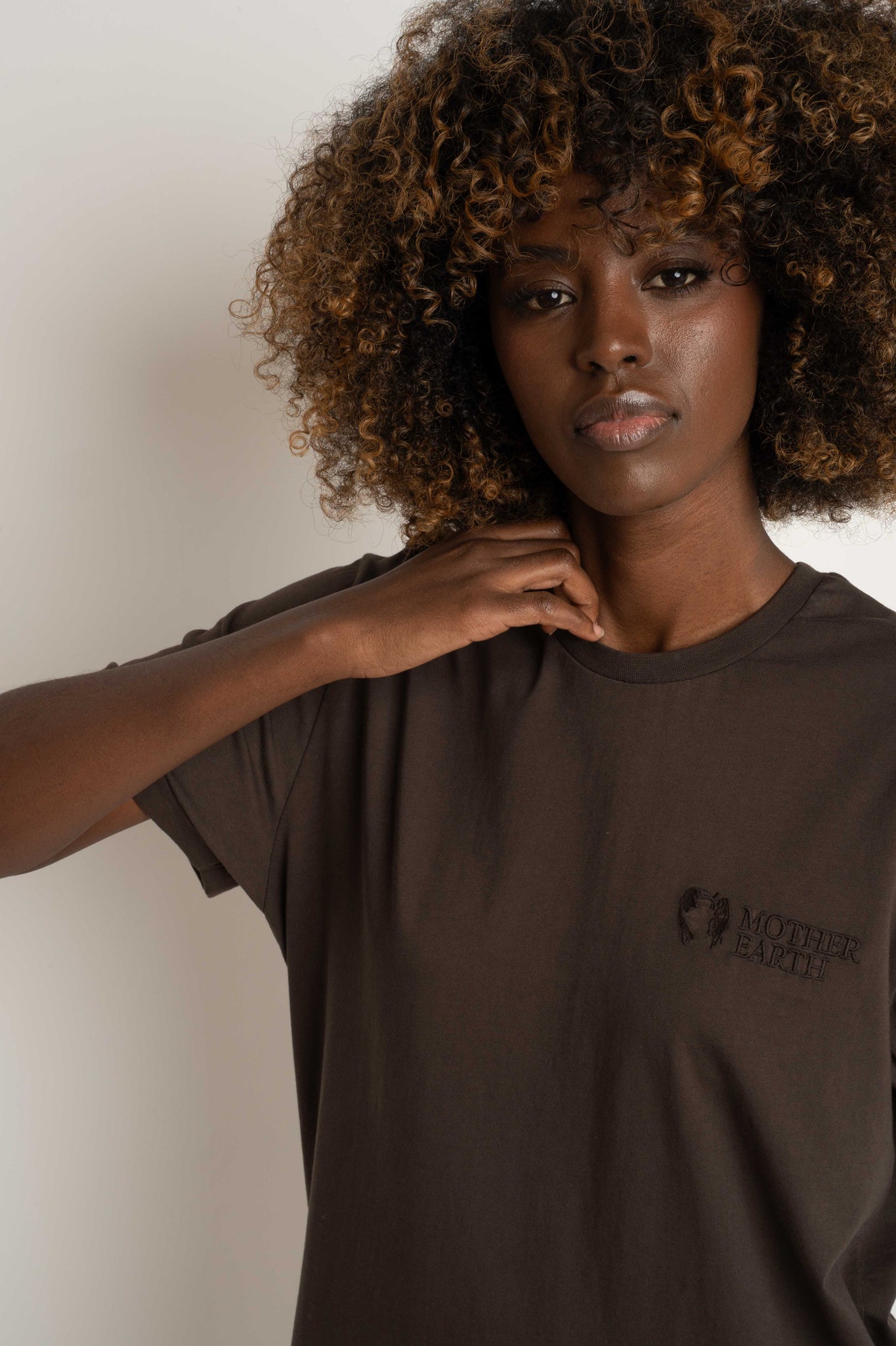 T-SHIRT OVERSIZE Z DELIKATNYM EFEKTEM SPRANIA CIEMNOBRĄZOWY - MORAINE