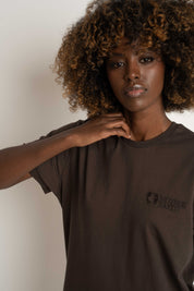 T-SHIRT OVERSIZE Z DELIKATNYM EFEKTEM SPRANIA CIEMNOBRĄZOWY - MORAINE