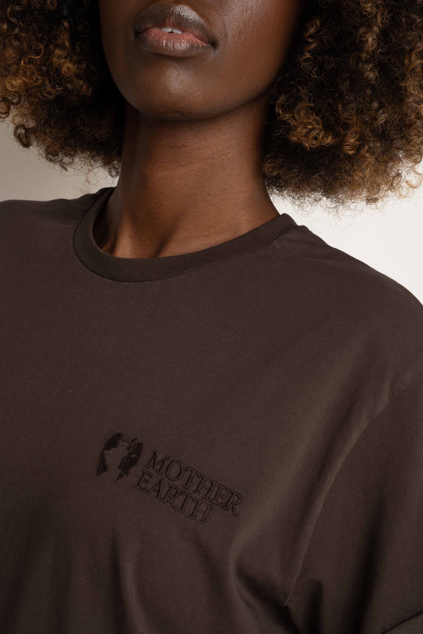 T-SHIRT OVERSIZE Z DELIKATNYM EFEKTEM SPRANIA CIEMNOBRĄZOWY - MORAINE