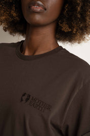 T-SHIRT OVERSIZE Z DELIKATNYM EFEKTEM SPRANIA CIEMNOBRĄZOWY - MORAINE