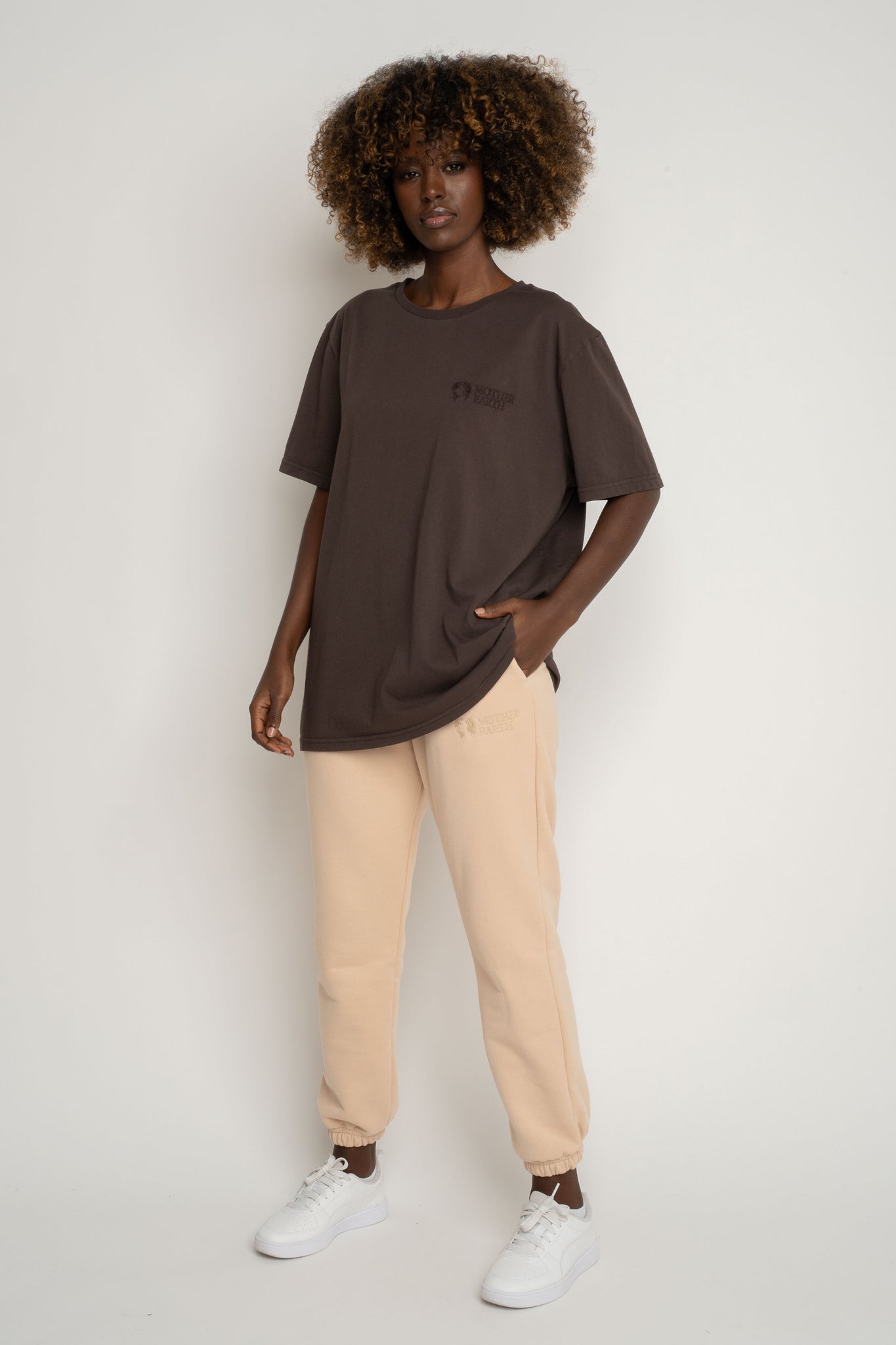 T-SHIRT OVERSIZE Z DELIKATNYM EFEKTEM SPRANIA CIEMNOBRĄZOWY - OYSTER