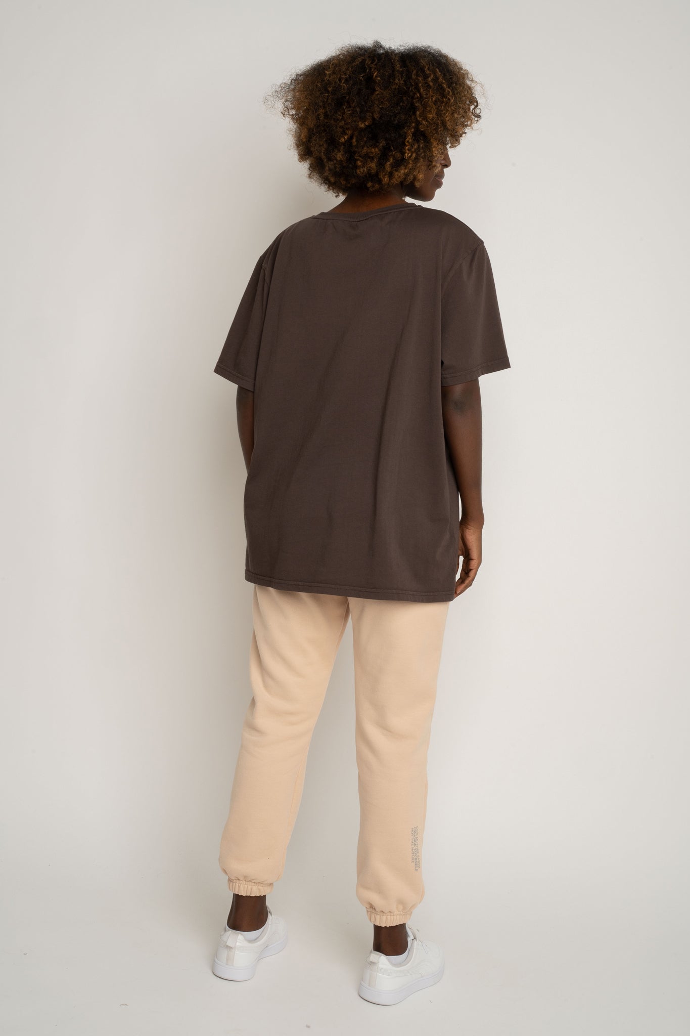 T-SHIRT OVERSIZE Z DELIKATNYM EFEKTEM SPRANIA CIEMNOBRĄZOWY - OYSTER