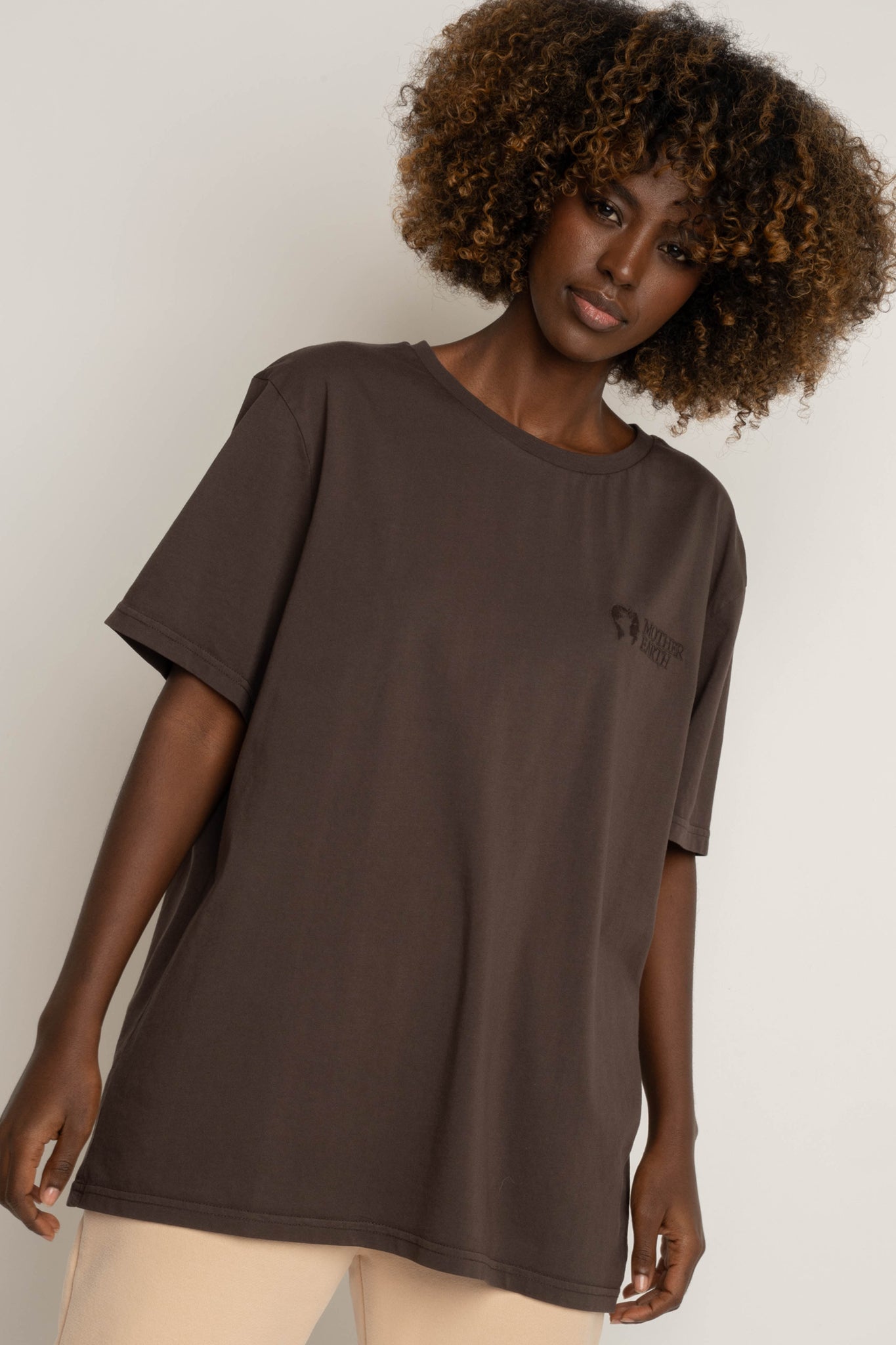 T-SHIRT OVERSIZE Z DELIKATNYM EFEKTEM SPRANIA CIEMNOBRĄZOWY - OYSTER