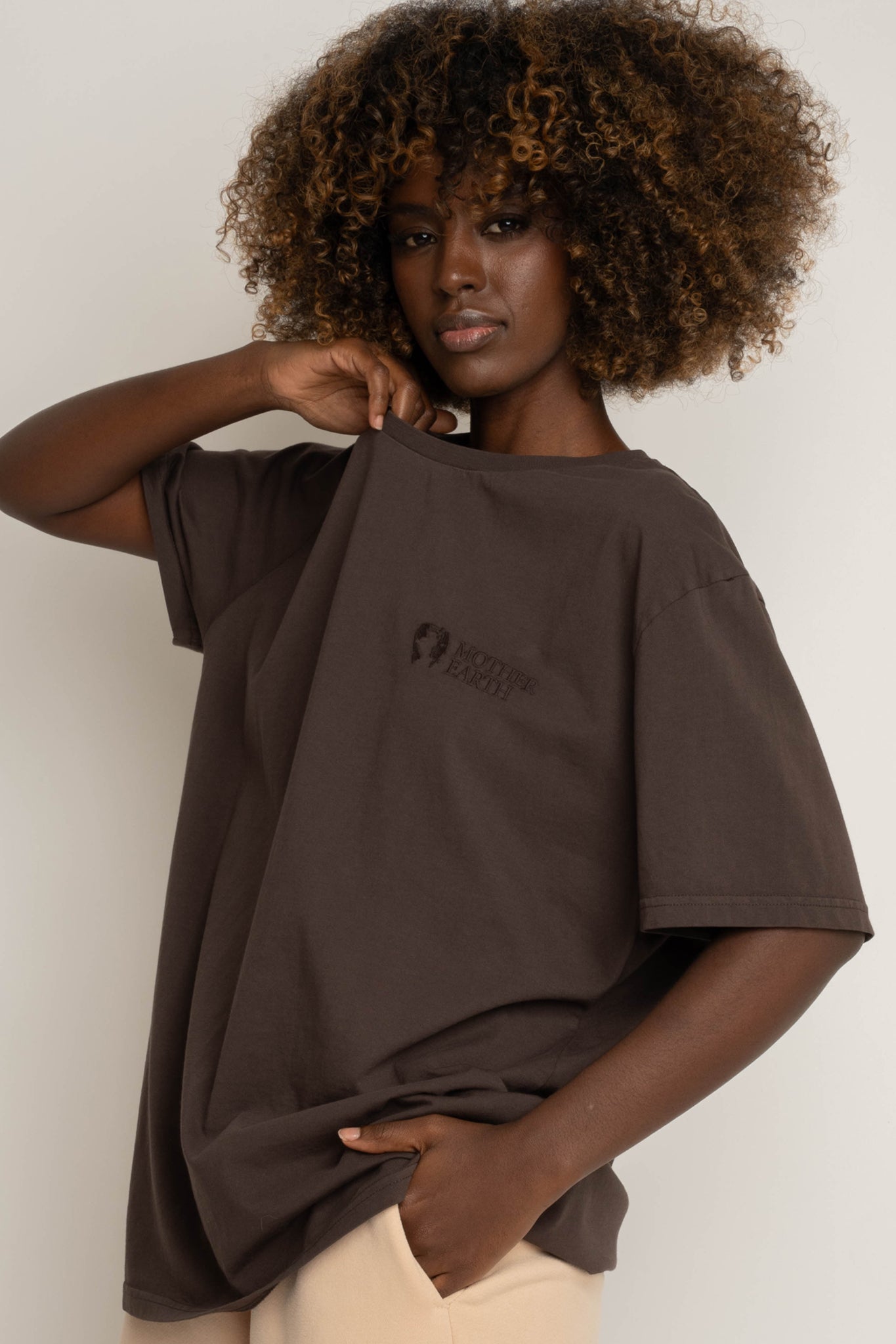 T-SHIRT OVERSIZE Z DELIKATNYM EFEKTEM SPRANIA CIEMNOBRĄZOWY - OYSTER