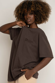 T-SHIRT OVERSIZE Z DELIKATNYM EFEKTEM SPRANIA CIEMNOBRĄZOWY - OYSTER