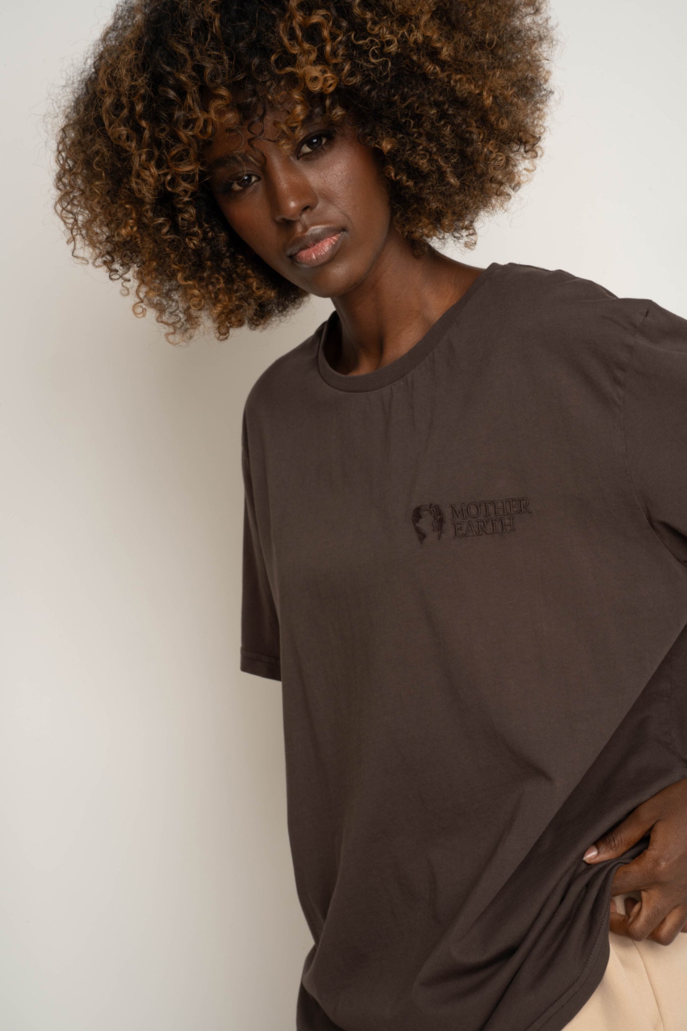 T-SHIRT OVERSIZE Z DELIKATNYM EFEKTEM SPRANIA CIEMNOBRĄZOWY - OYSTER