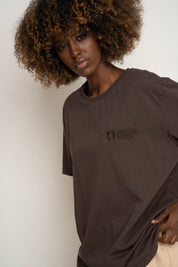 T-SHIRT OVERSIZE Z DELIKATNYM EFEKTEM SPRANIA CIEMNOBRĄZOWY - OYSTER