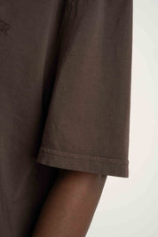 T-SHIRT OVERSIZE Z DELIKATNYM EFEKTEM SPRANIA CIEMNOBRĄZOWY - OYSTER