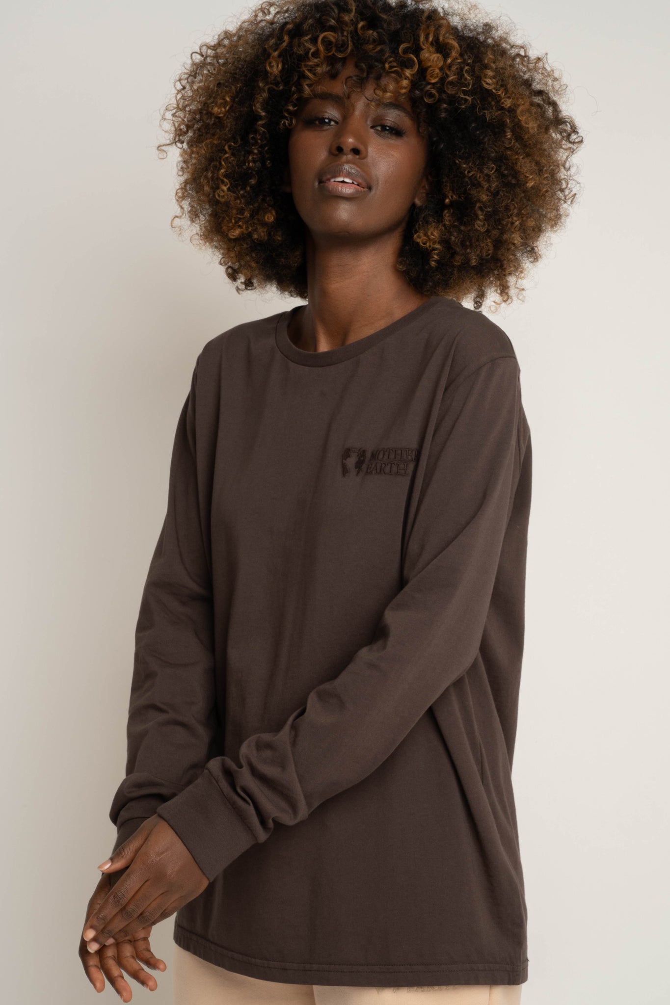 OVERSIZED LONGSLEEVE WITH A DELICATE WASH EFFECT, DARK BROWN - GILI