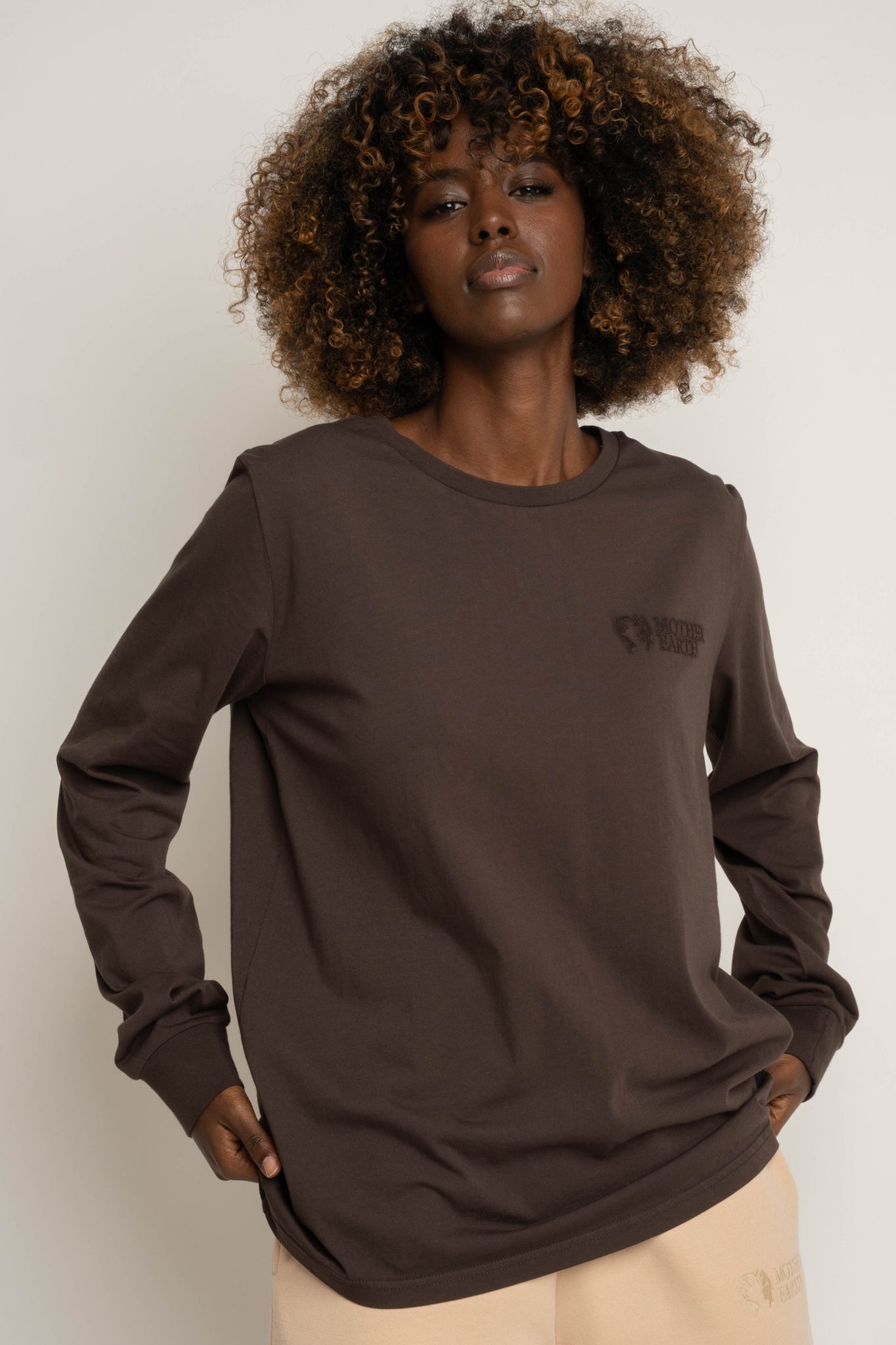 OVERSIZED LONGSLEEVE WITH A DELICATE WASH EFFECT, DARK BROWN - GILI