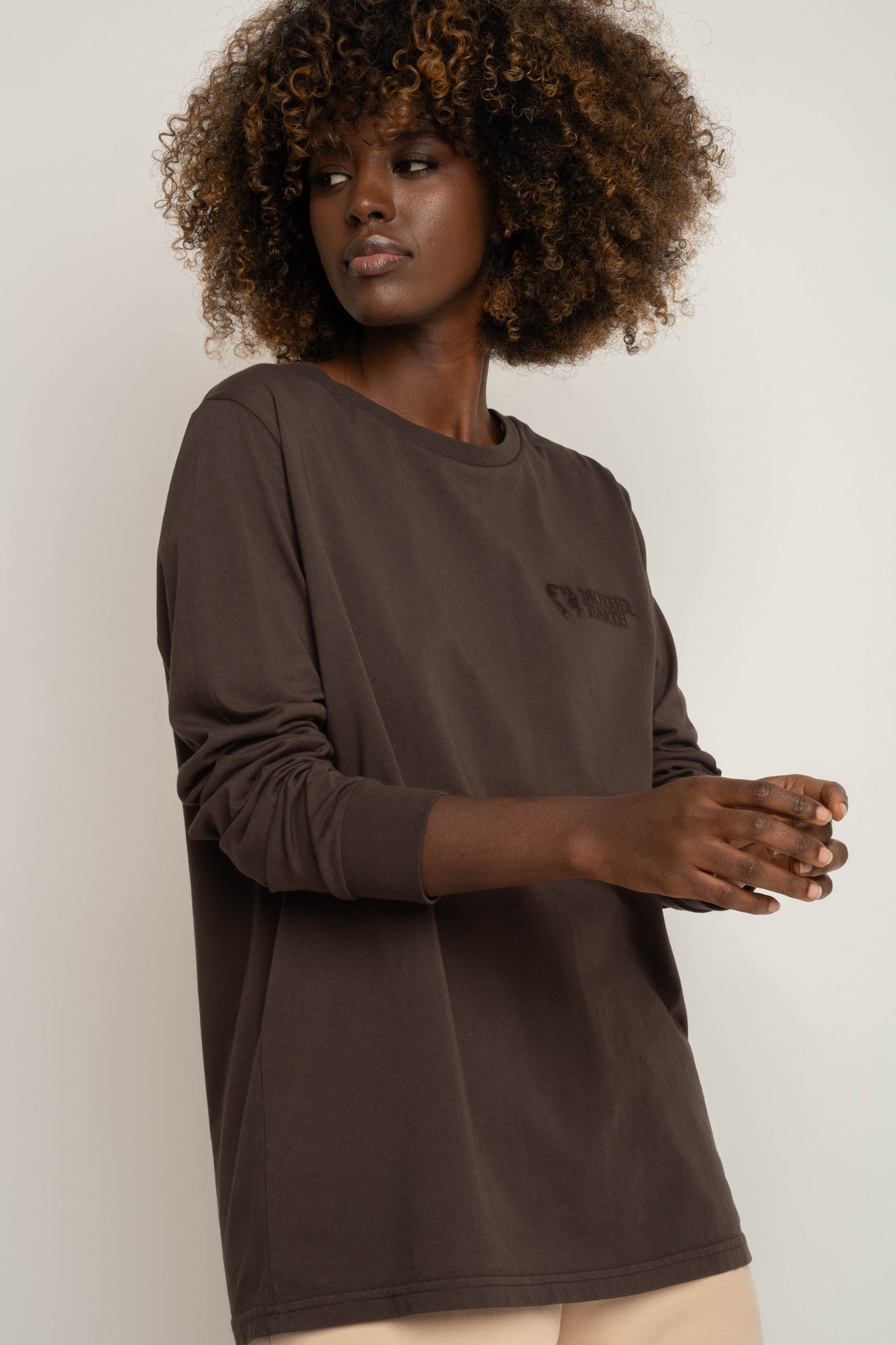 OVERSIZED LONGSLEEVE WITH A DELICATE WASH EFFECT, DARK BROWN - GILI