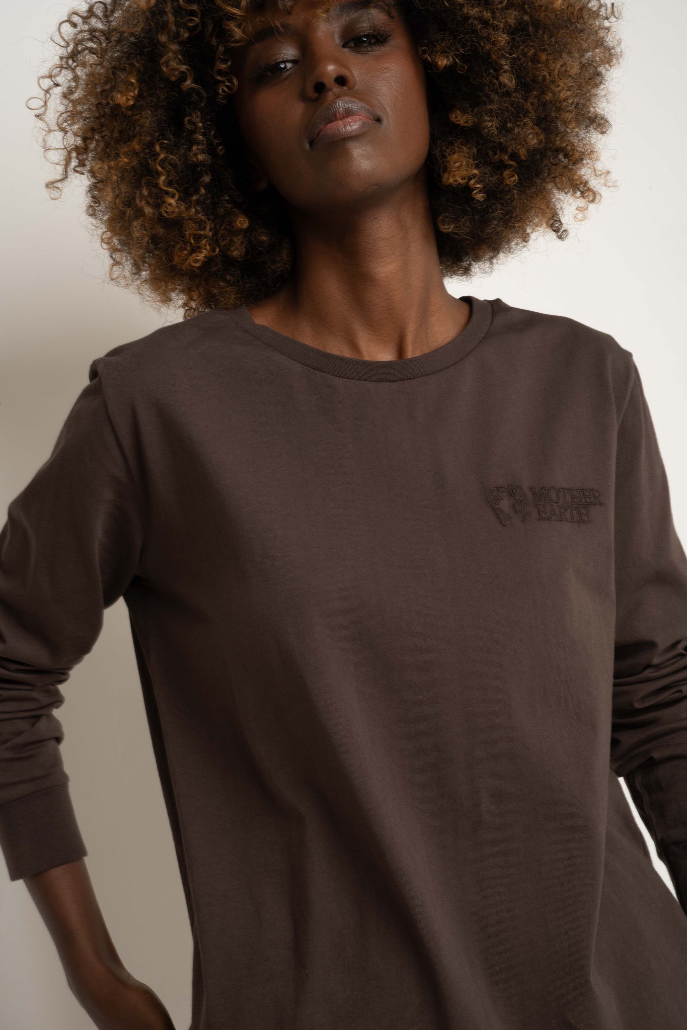 OVERSIZED LONGSLEEVE WITH A DELICATE WASH EFFECT, DARK BROWN - GILI