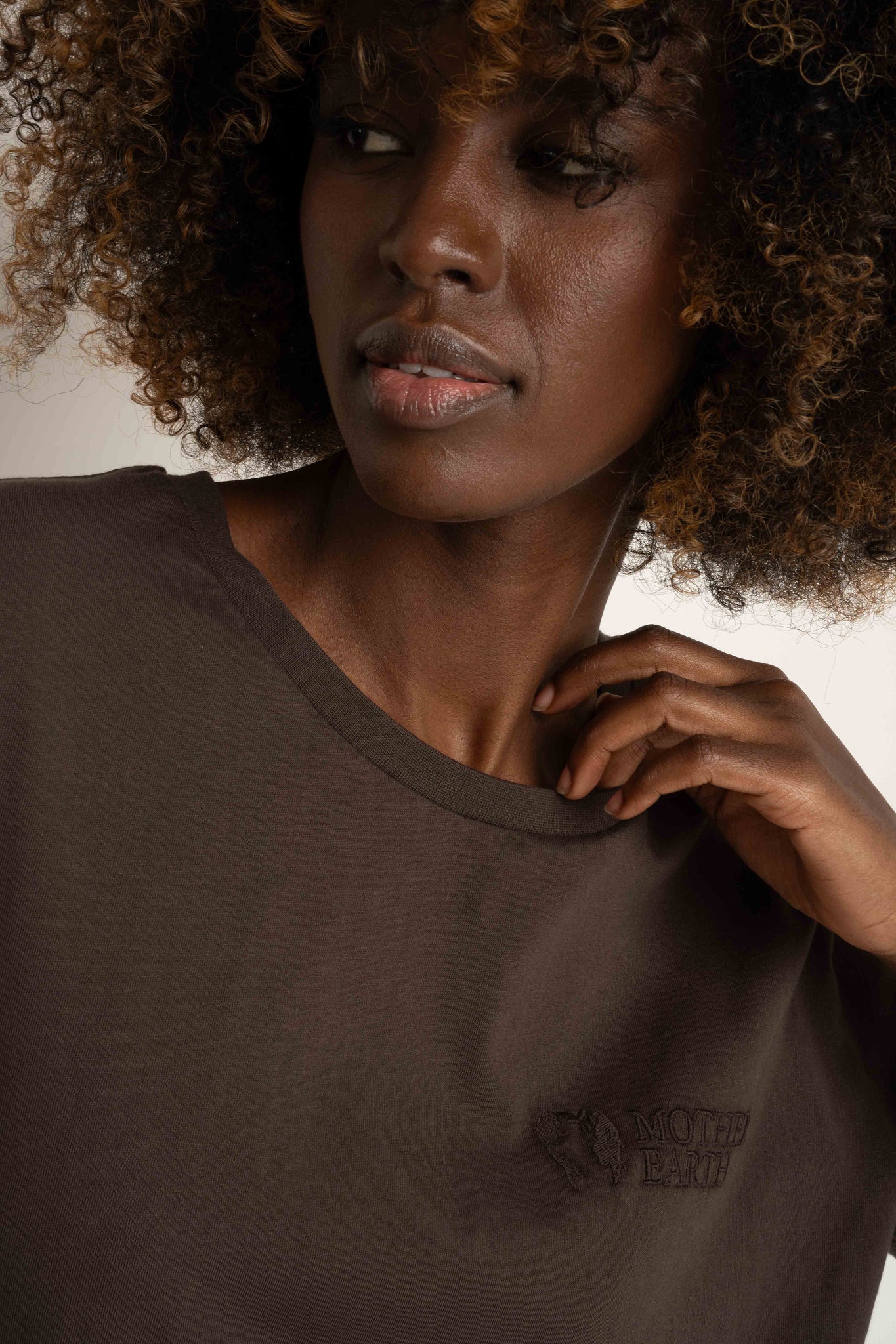 OVERSIZED LONGSLEEVE WITH A DELICATE WASH EFFECT, DARK BROWN - GILI