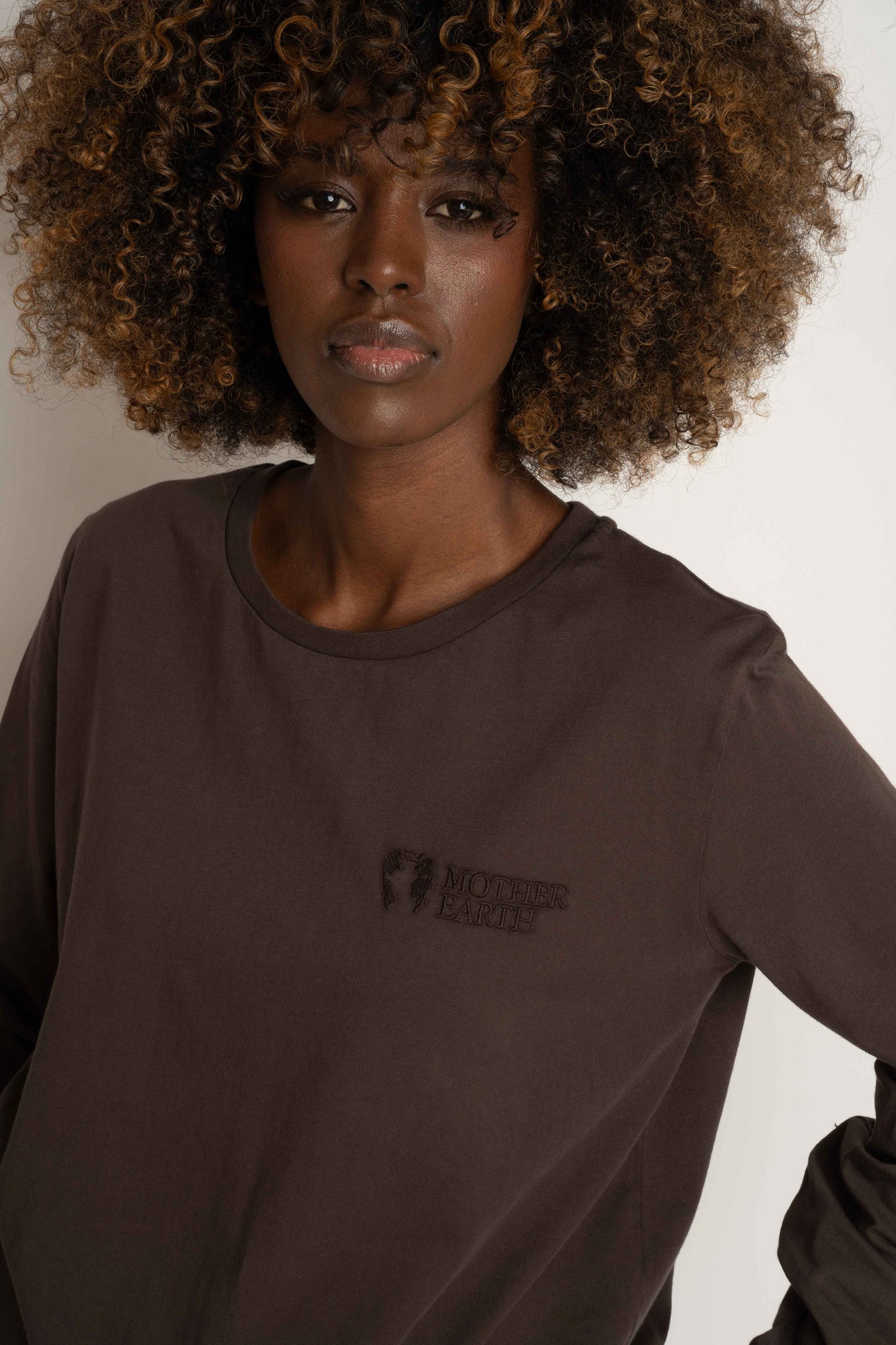 OVERSIZED LONGSLEEVE WITH A DELICATE WASH EFFECT, DARK BROWN - GILI