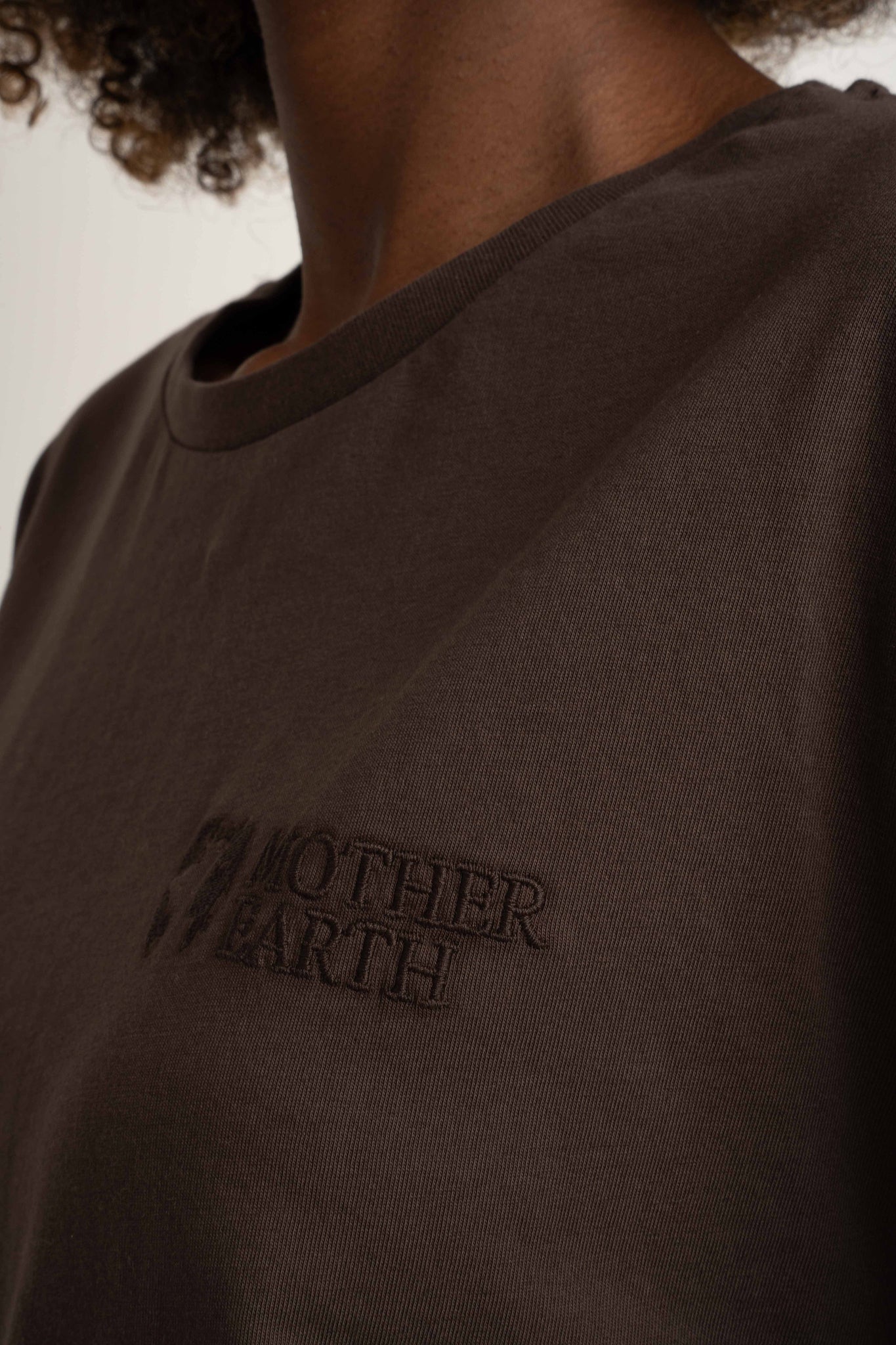 OVERSIZED LONGSLEEVE WITH A DELICATE WASH EFFECT, DARK BROWN - GILI