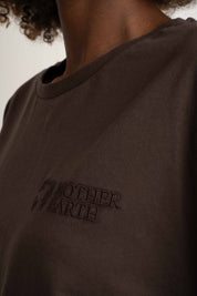 OVERSIZED LONGSLEEVE WITH A DELICATE WASH EFFECT, DARK BROWN - GILI