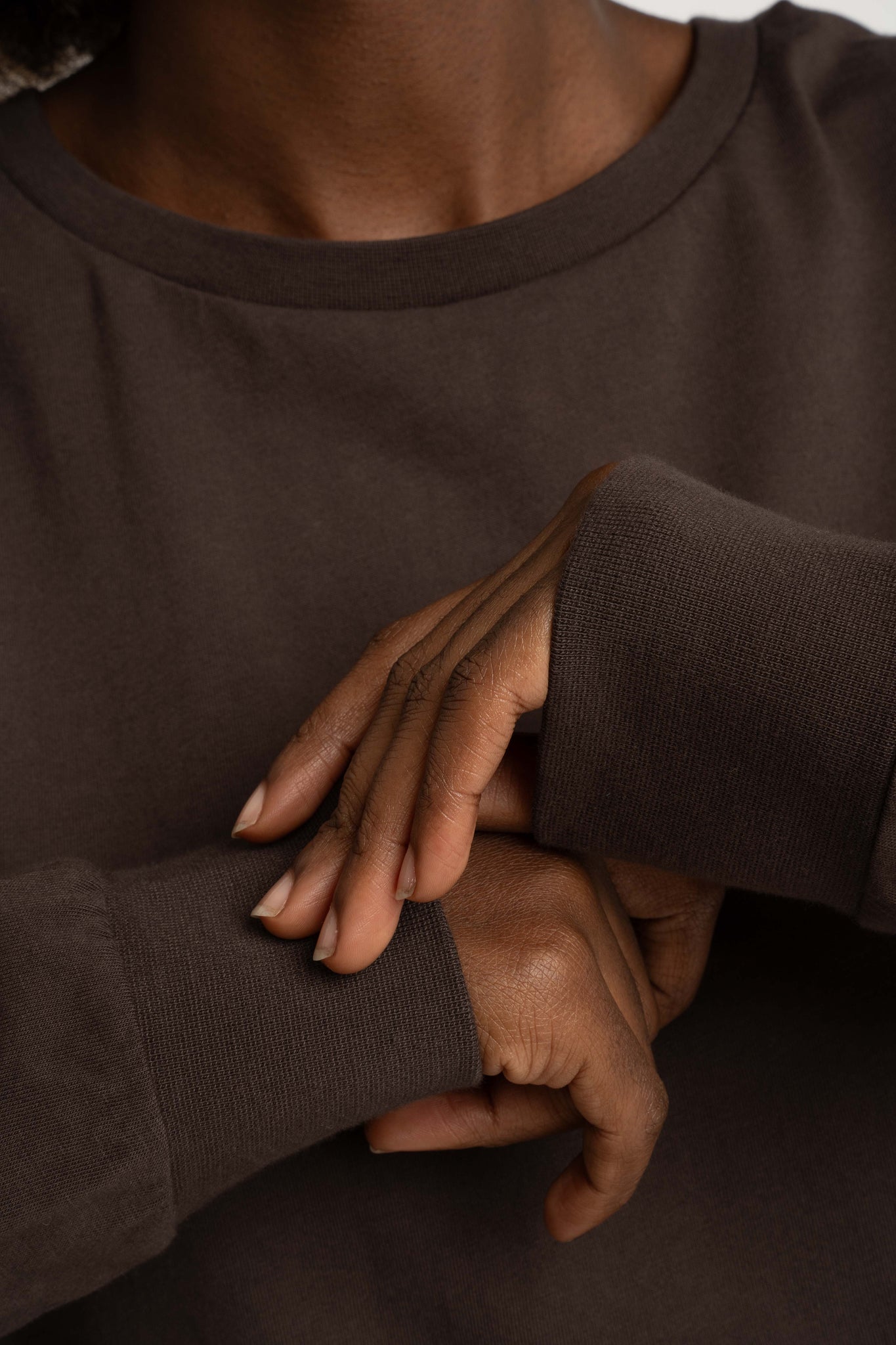 OVERSIZED LONGSLEEVE WITH A DELICATE WASH EFFECT, DARK BROWN - GILI