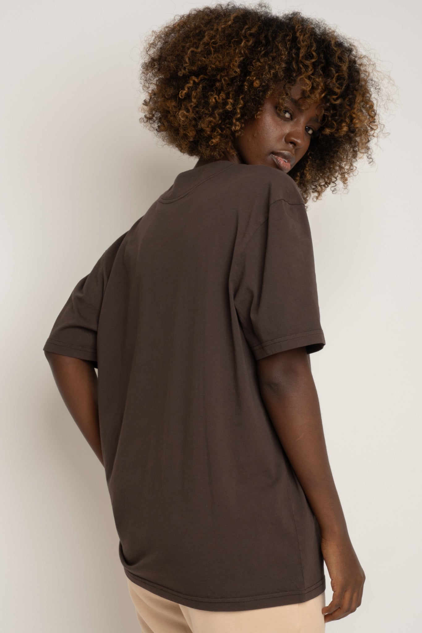 T-SHIRT OVERSIZE Z DELIKATNYM EFEKTEM SPRANIA CIEMNOBRĄZOWY - FLORES
