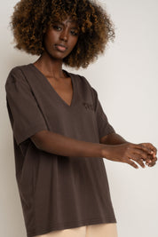 T-SHIRT OVERSIZE Z DELIKATNYM EFEKTEM SPRANIA CIEMNOBRĄZOWY - FLORES