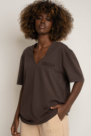 T-SHIRT OVERSIZE Z DELIKATNYM EFEKTEM SPRANIA CIEMNOBRĄZOWY - FLORES