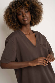 T-SHIRT OVERSIZE Z DELIKATNYM EFEKTEM SPRANIA CIEMNOBRĄZOWY - FLORES