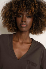 T-SHIRT OVERSIZE Z DELIKATNYM EFEKTEM SPRANIA CIEMNOBRĄZOWY - FLORES