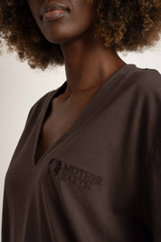 T-SHIRT OVERSIZE Z DELIKATNYM EFEKTEM SPRANIA CIEMNOBRĄZOWY - FLORES