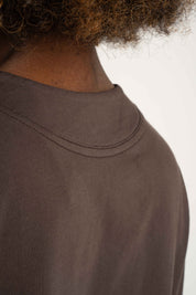 T-SHIRT OVERSIZE Z DELIKATNYM EFEKTEM SPRANIA CIEMNOBRĄZOWY - FLORES