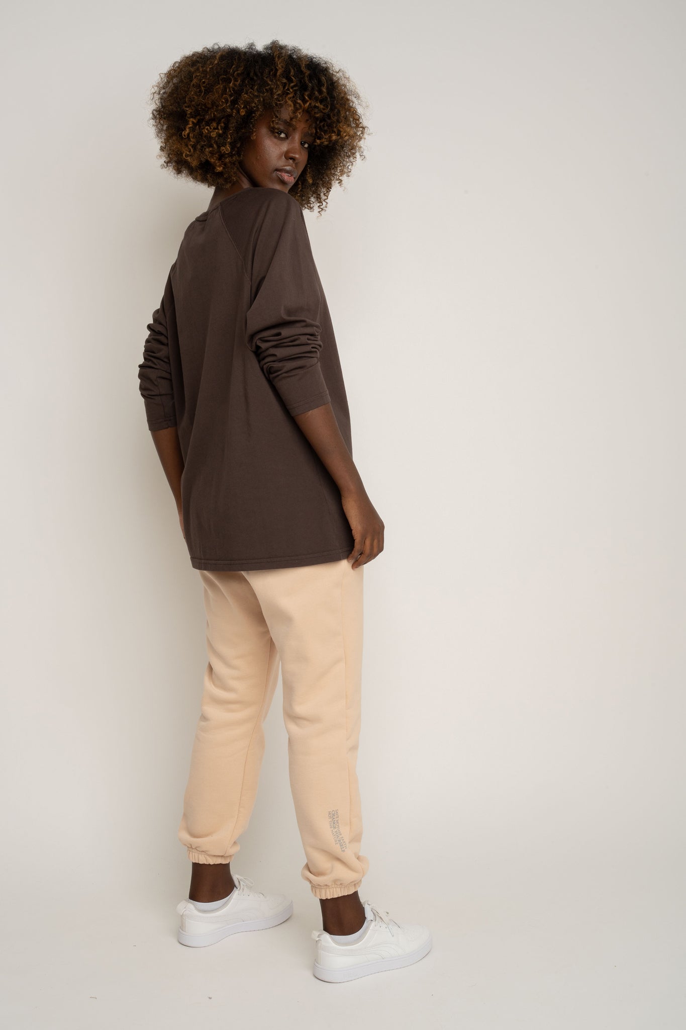 LONGSLEEVE OVERSIZE Z DELIKATNYM EFEKTEM SPRANIA CIEMNOBRĄZOWY  - OBILATU