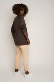LONGSLEEVE OVERSIZE Z DELIKATNYM EFEKTEM SPRANIA CIEMNOBRĄZOWY  - OBILATU
