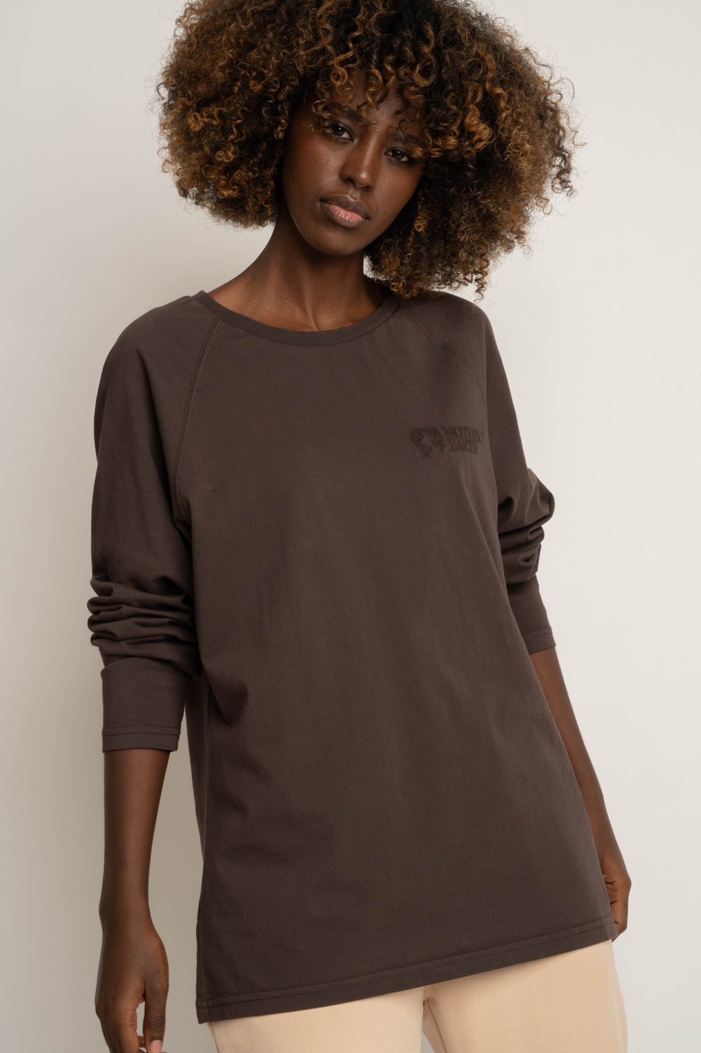 LONGSLEEVE OVERSIZE Z DELIKATNYM EFEKTEM SPRANIA CIEMNOBRĄZOWY  - OBILATU